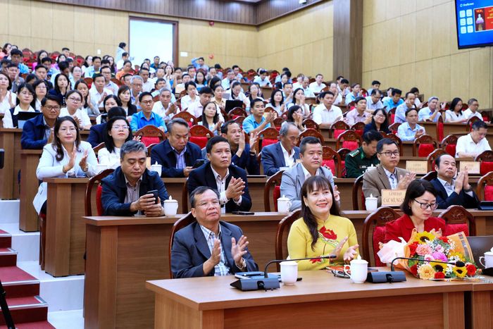 Các đại biểu Lâm Đồng thống nhất cao với các nội dung tại Hội nghị sơ kết 6 tháng đầu năm 2026 và tổng kết 1 năm triển khai phong trào "Bình dân học vụ số"