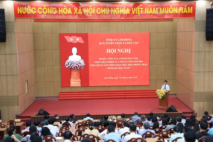 Lãnh đạo Ban Tuyên giáo và Dân vận Tỉnh ủy Lâm Đồng phát biểu tại hội nghị