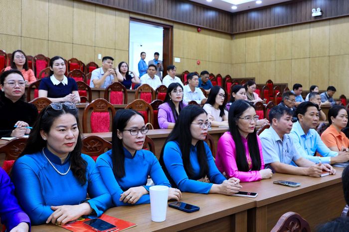 Các đại biểu Lâm Đồng dự và theo dõi Hội nghị sơ kết 6 tháng đầu năm của Ban Tuyên giáo và Dân vận Tỉnh ủy