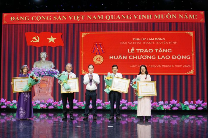Đồng chí Lê Huy Toàn, Tỉnh ủy viên, Giám đốc Báo và Phát thanh, Truyền hình Lâm Đồng trao tặng Huân chương Lao động hạng Nhì tới nguyên lãnh đạo Báo và Phát thanh, Truyền hình tỉnh qua các thời kỳ