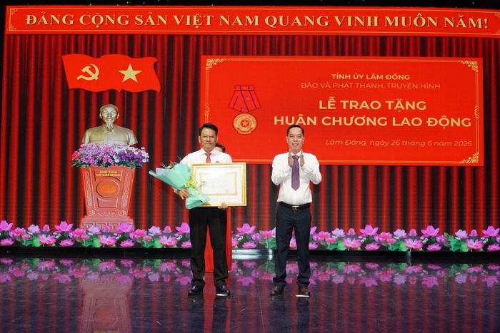 Ông Hồ Văn Miền, Phó Giám đốc Báo và Phát thanh, Truyền hình Lâm Đồng (bên trái) là 1 trong 6 cá nhân được trao tặng Huân chương Lao động đợt này