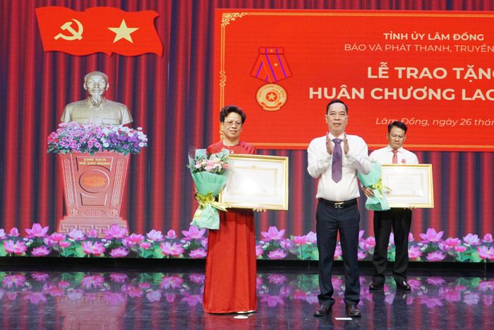 Đồng chí Lê Huy Toàn, Tỉnh ủy viên, Giám đốc Báo và Phát thanh, Truyền hình Lâm Đồng trao Huân chương Lao động hạng Ba tới gia đình ông Lê Văn Bảy, nguyên Giám đốc Đài Phát thanh - Truyền hình Bình Thuận (truy tặng)