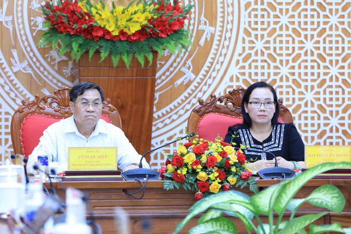 Phó Chủ tịch HĐND tỉnh Lâm Đồng Mai Thị Xuân Trung và Phó Chủ tịch UBND tỉnh Võ Ngọc Hiệp theo dõi hội nghị