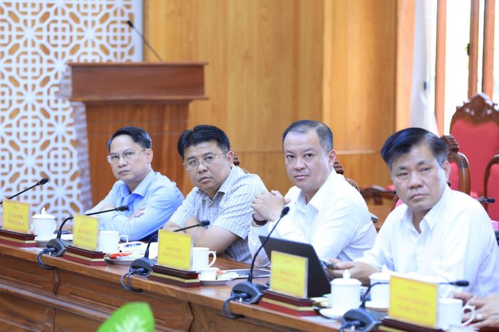 Lãnh đạo các sở, ngành, địa phương của Lâm Đồng theo dõi tại hội nghị