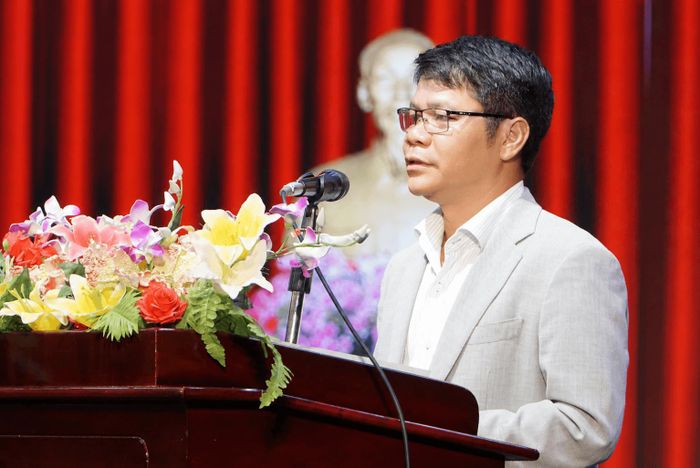Đồng chí Điểu Ken, Phó Giám đốc, Chủ tịch Công đoàn Báo và PTTH Lâm Đồng báo cáo kết quả hoạt động công đoàn cơ sở