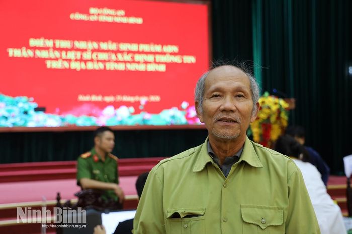 Cựu chiến binh Trần Bình Yên, phường Tam Chúc có mặt từ sớm để được lấy mẫu sinh phẩm ADN.