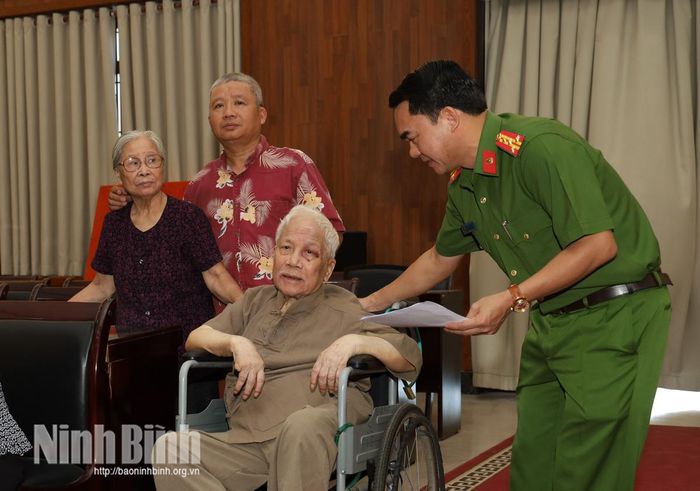 Cán bộ Công an tận tình hỗ trợ người cao tuổi, thân nhân liệt sĩ trong quá trình lấy mẫu ADN.