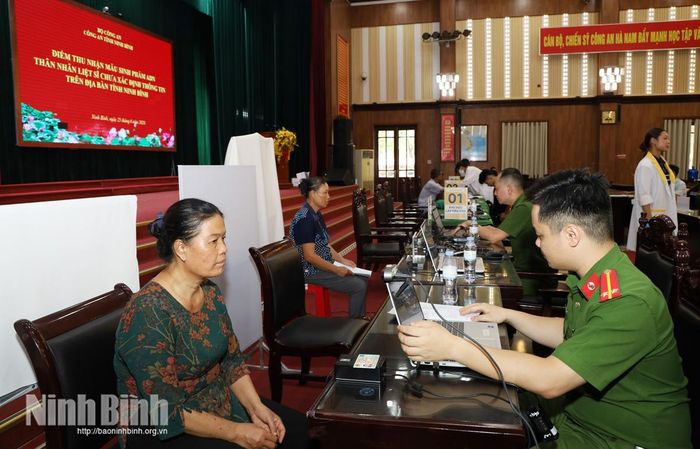 Lực lượng Công an hướng dẫn thân nhân liệt sĩ hoàn thiện thủ tục, đảm bảo quy trình thu nhận mẫu diễn ra thuận lợi.