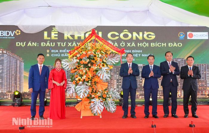 Các đồng chí lãnh đạo tỉnh tặng hoa chúc mừng chủ đầu tư dự án.
