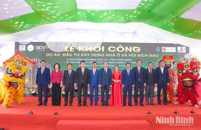Các đại biểu chụp ảnh lưu niệm.