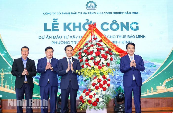 Đồng chí Nguyễn Thanh Bình, Phó Bí thư Tỉnh ủy, Chủ tịch UBND tỉnh tặng lẵng hoa tươi thắm chúc mừng chủ đầu tư.