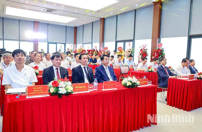 Đồng chí Nguyễn Thanh Bình, Phó Bí thư Tỉnh ủy, Chủ tịch UBND tỉnh và các đại biểu dự lễ khởi công.