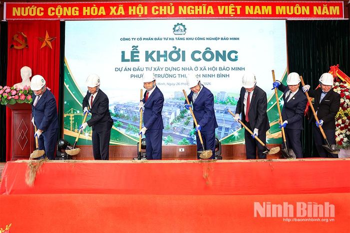Đồng chí Nguyễn Thanh Bình, Phó Bí thư Tỉnh ủy, Chủ tịch UBND tỉnh và các đại biểu thực hiện nghi thức động thổ dự án.