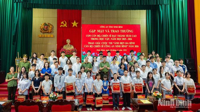 Các đại biểu chụp ảnh lưu niệm cùng các cháu là con CBCS đạt thành tích cao trong học tập.