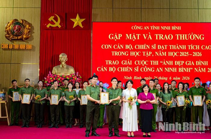 Ban Tổ chức trao giải A Cuộc thi “Ảnh đẹp gia đình CBCS Công an Ninh Bình".