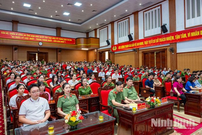 Các đại biểu dự chương trình.