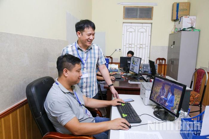 Cán bộ Trung tâm Khuyến nông Ninh Bình sử dụng AI sản xuất các bản tin tuyên truyền.