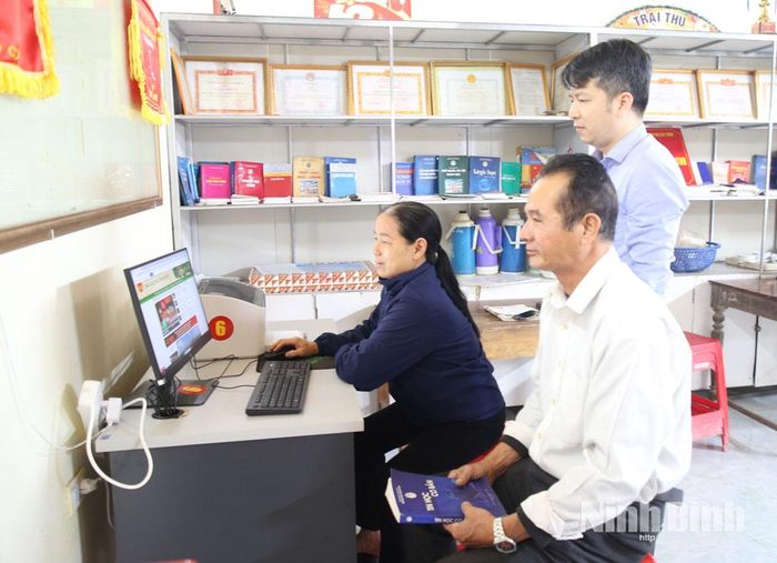 Người dân xã Gia Trấn theo dõi Kênh truyền thông AI tại nhà văn hóa.