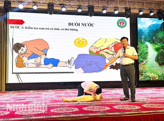 Bác sĩ Bệnh viện Sản - Nhi Ninh Bình hướng dẫn sơ cứu ban đầu đối với trẻ bị đuối nước.