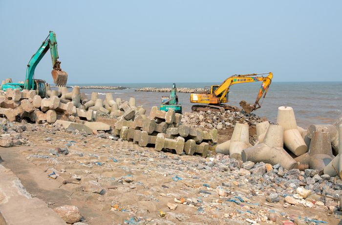 Nhà thầu thi công khắc phục các sự cố sạt, sập trên tuyến đê Hải Thịnh III. Ảnh Trường Giang