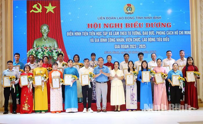 Lãnh đạo Ban Tuyên giáo và Dân vận Tỉnh ủy, LĐLĐ tỉnh trao Chứng nhận cho các cá nhân có thành tích xuất sắc trong học và làm theo Bác.