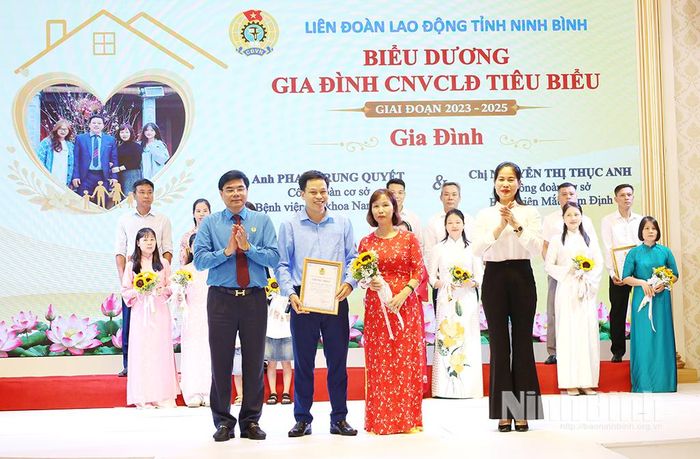 Đồng chí Nguyễn Hải Long, Tỉnh ủy viên, Phó Chủ tịch Ủy ban MTTQ Việt Nam tỉnh, Chủ tịch LĐLĐ tỉnh và lãnh đạo Ủy ban MTTQ Việt Nam tỉnh trao Chứng nhận Gia đình công nhân, viên chức lao động tiêu biểu giai đoạn 2023-2025.