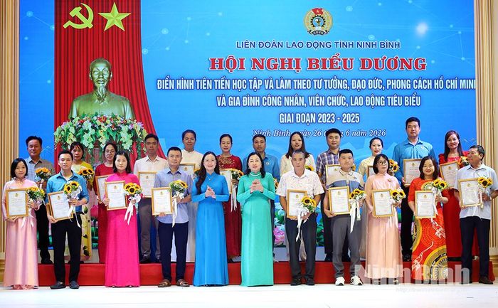 Đồng chí Đinh Thị Lụa, Phó Bí thư Tỉnh ủy, Chủ tịch Ủy ban MTTQ Việt Nam tỉnh và lãnh đạo LĐLĐ tỉnh trao Chứng nhận cho các cá nhân có thành tích xuất sắc trong học và làm theo Bác.