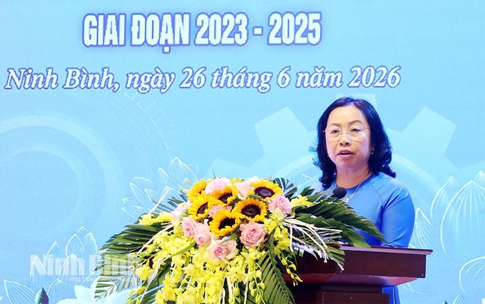 Đồng chí Thái Thu Xương, Phó Chủ tịch Tổng LĐLĐ Việt Nam phát biểu tại hội nghị.