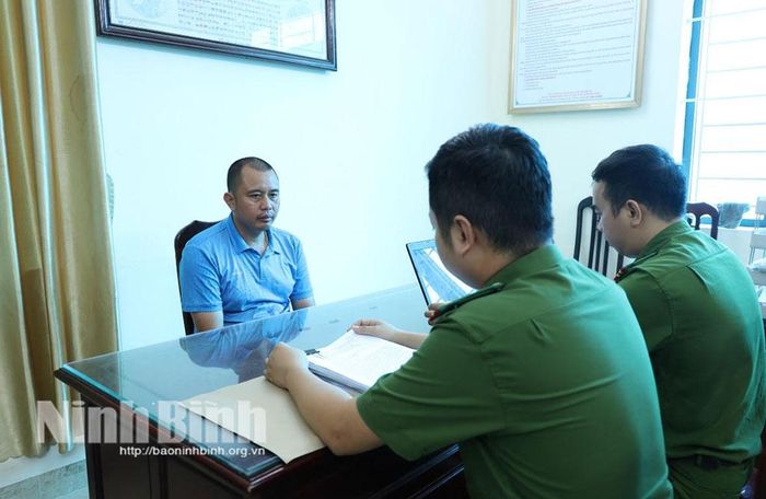 Công an phường Nam Định làm việc với Trần Đức Điệp.