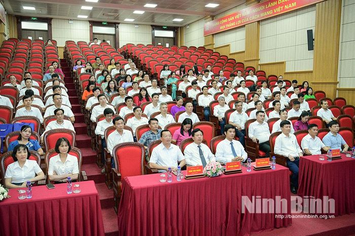 Các đại biểu dự lễ bế giảng.