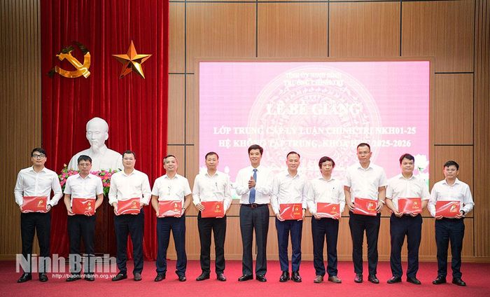 Đồng chí Phan Thành Công, Tỉnh ủy viên, Hiệu trưởng Trường Chính trị tỉnh trao bằng tốt nghiệp cho các học viên.