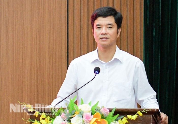 Đồng chí Phan Thành Công, Tỉnh ủy viên, Hiệu trưởng Trường Chính trị tỉnh phát biểu tại lễ bế giảng.