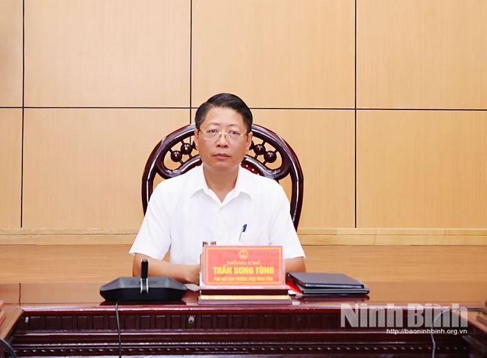 Đồng chí Trần Song Tùng, Ủy viên Ban Thường vụ Tỉnh ủy, Phó Chủ tịch Thường trực UBND tỉnh chủ trì hội nghị tại điểm cầu Ninh Bình.