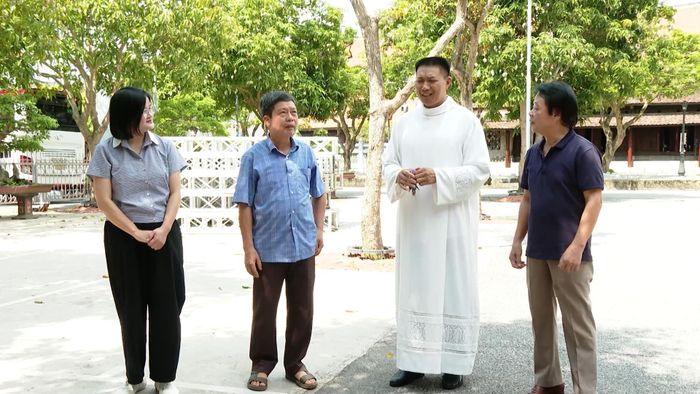 Linh mục Lê Văn Minh, Giáo xứ Chính tòa Phát Diệm động viên bà con giáo dân sống “Tốt đời, đẹp đạo", chung tay chia sẻ với những hoàn cảnh khó khăn.
