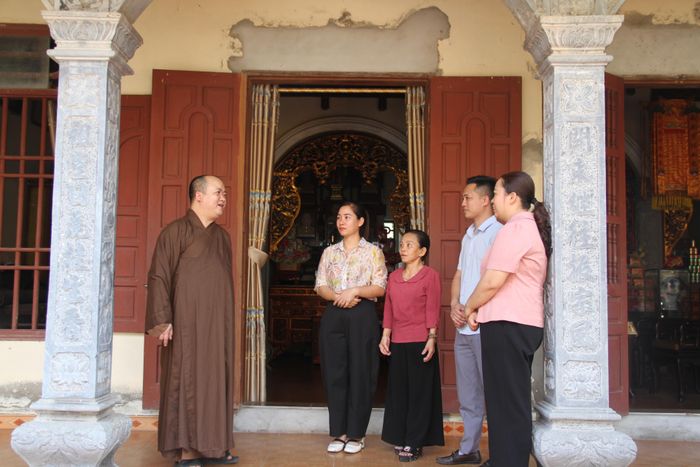 Đại đức Thích Minh Trí, Trụ trì chùa Kim Chính, xã Phát Diệm vận động các Phật tử, Nhân dân chung tay hỗ trợ nhà ở cho các gia đình khó khăn.