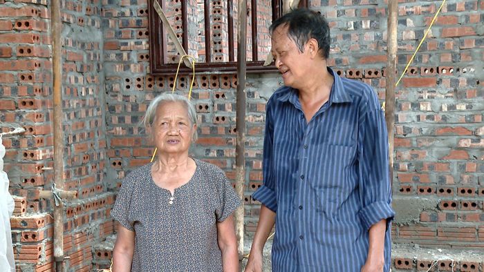 Mẹ con cụ Hợi phấn khởi khi ngôi nhà mới dần hoàn thiện.