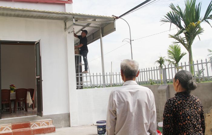 Bà Quýt cùng người thân phấn khởi trước ngôi nhà mới.