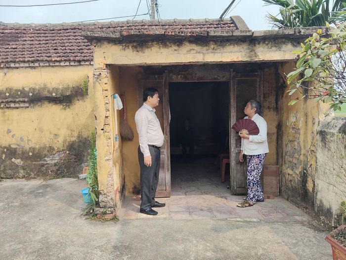 Đồng chí Lê Văn Kiên, Bí thư Đảng ủy xã Phát Diệm khảo sát ngôi nhà của các hộ nghèo trên địa bàn.