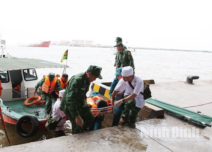 Người dân bị nạn nhanh chóng được đưa vào bệnh viện dã chiến để cấp cứu (tình huống trong buổi diễn tập thử).