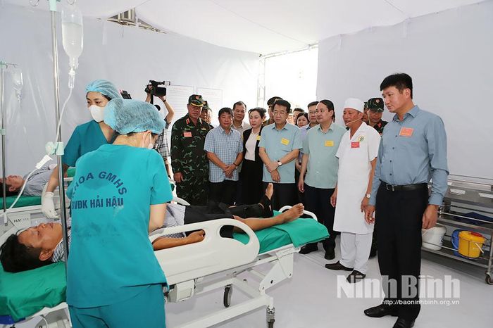 Các đồng chí lãnh đạo Quân khu 3 và các đồng chí Thường trực Tỉnh ủy tham quan diễn tập thực binh tại bệnh viện dã chiến.