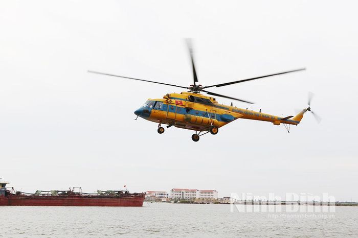 Lực lượng không quân tiến hành tìm kiếm, cứu nạn người gặp nạn trên biển (tình huống trong buổi diễn tập thử).