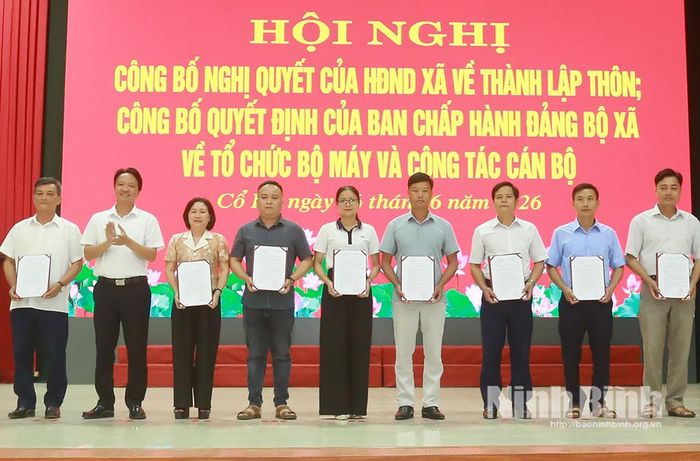 Lãnh đạo xã Cổ Lễ trao Quyết định thành lập Chi bộ cho các Chi bộ thôn.