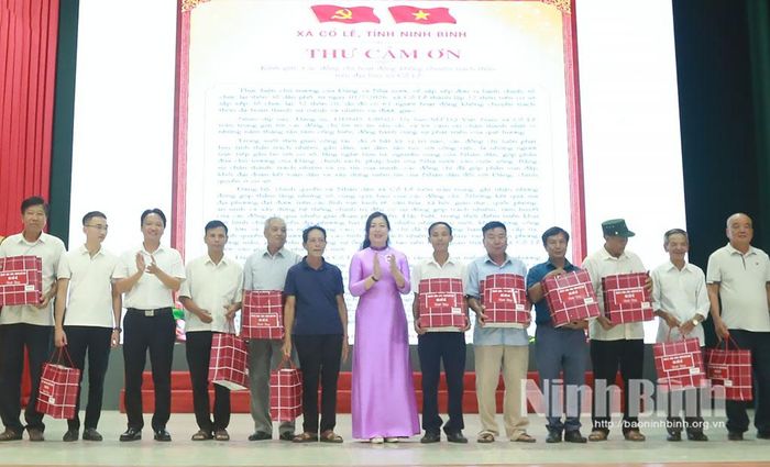 Lãnh đạo xã Cổ Lễ tặng quà các đồng chí Bí thư chi bộ, trưởng thôn, trưởng ban công tác mặt trận và cán bộ thôn nghỉ công tác sau quá trình sắp xếp tổ chức bộ máy.
