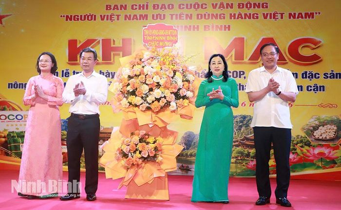 Đồng chí Đinh Thị Lụa, Phó Bí thư Tỉnh ủy, Chủ tịch Ủy ban MTTQ Việt Nam tỉnh và đồng chí Đặng Thanh Sơn, Ủy viên Ban Thường vụ Tỉnh ủy, Phó Chủ tịch UBND tỉnh tặng hoa Ban Chỉ đạo Cuộc vận động “Người Việt Nam ưu tiên dùng hàng Việt Nam” tỉnh.