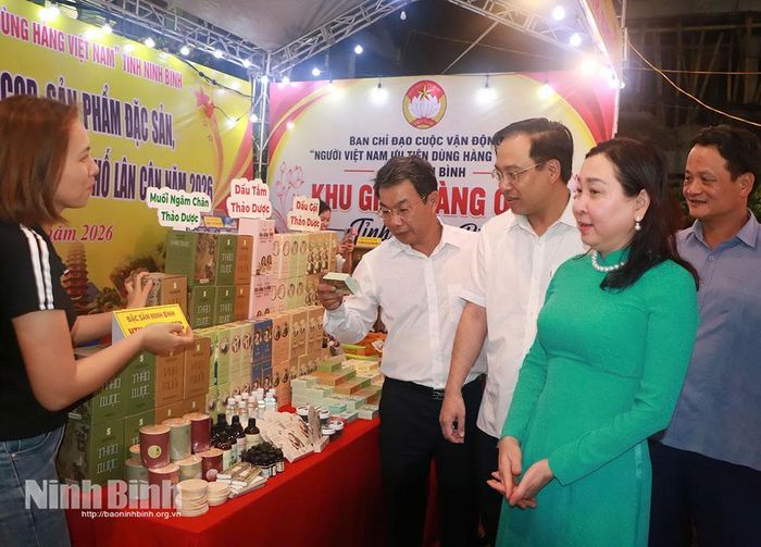 Đồng chí Đinh Thị Lụa, Phó Bí thư Tỉnh ủy, Chủ tịch Ủy ban MTTQ Việt Nam tỉnh và các đại biểu tham quan các gian hàng trưng bày, giới thiệu sản phẩm OCOP.