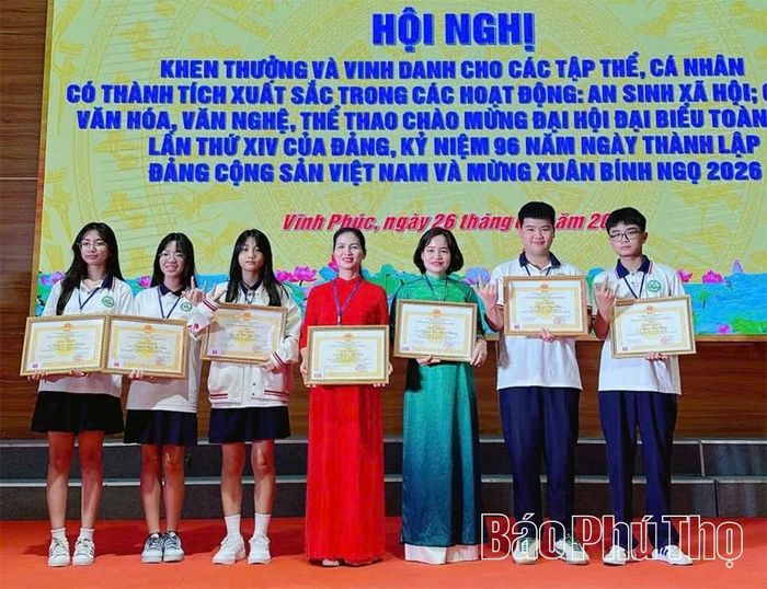 Em Nguyễn Phan Lê Anh (thứ 2 từ trái sang) được UBND phường Vĩnh Phúc trao thưởng năm 2026.