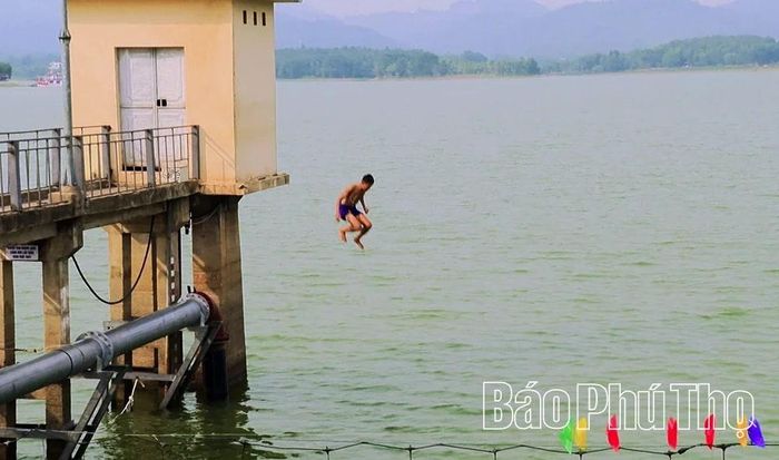 Một số thanh thiếu niên bất chấp biển cảnh báo, trèo lên công trình lấy nước sinh hoạt tại lòng hồ Đại Lải để nhảy xuống mặt nước, tiềm ẩn nguy cơ đuối nước và tai nạn nghiêm trọng.