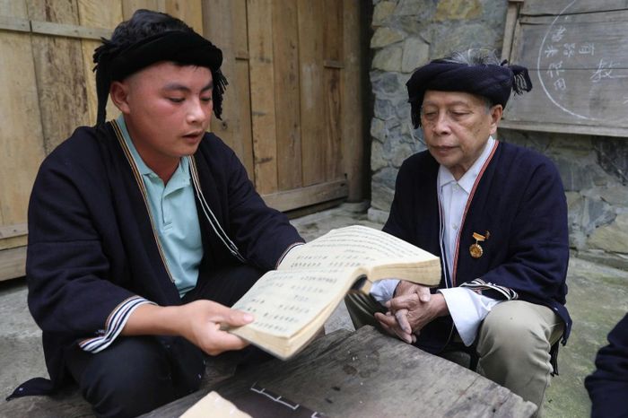 Ông Lý Văn Hềnh dạy chữ Nôm Dao cho người dân bản Sưng, xã Cao Sơn.