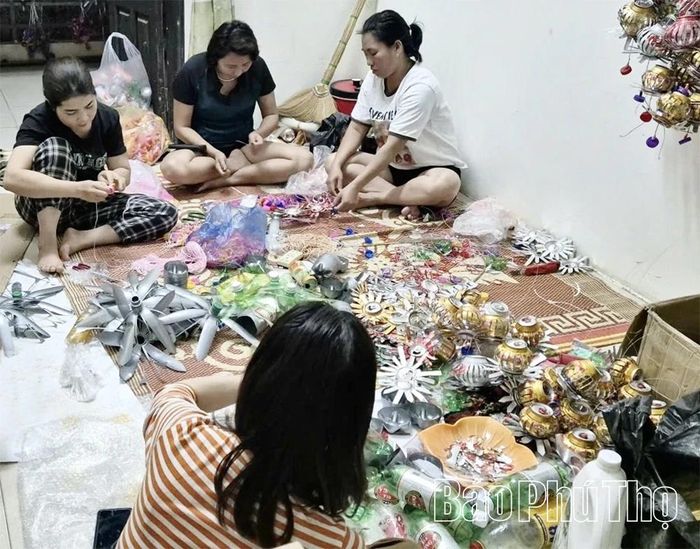 Hội viên phụ nữ thu gom và tái chế rác thải thành những vật dụng trang trí hữu ích, đồ chơi cho trẻ mầm non.