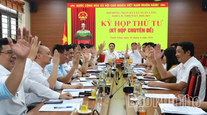 Các đại biểu HĐND xã Xuân Lãng biểu quyết thông qua Nghị quyết sắp xếp các thôn dân cư trên địa bàn xã với tỷ lệ tán thành 100%.